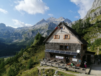 Vodnikov dom na Velem polju 