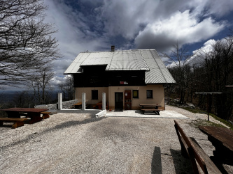 Pirnatova koča na Javorniku 