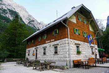 Aljažev dom v Vratih 