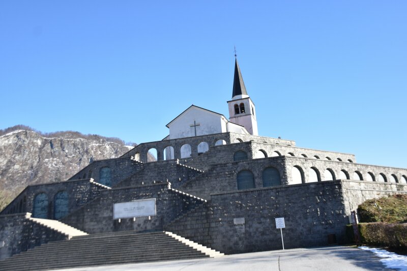 Italijanska kostnica nad Kobaridom