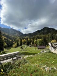Orožnova koča na planini Za Liscem pod Črno prstjo 